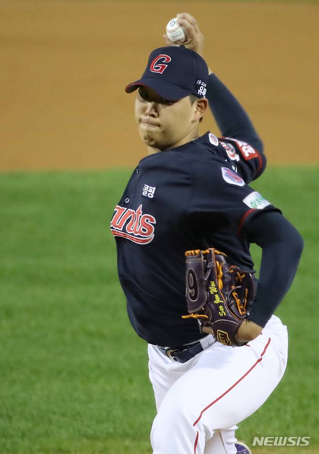 [서울=뉴시스] 조수정 기자 = 8일 서울 송파구 잠실야구장에서 열린 2021 KBO리그 롯데 자이언츠와 두산베어스 경기, 롯데 선발투수 서준원이 역투하고 있다. 2021.10.08. chocrystal@newsis.com