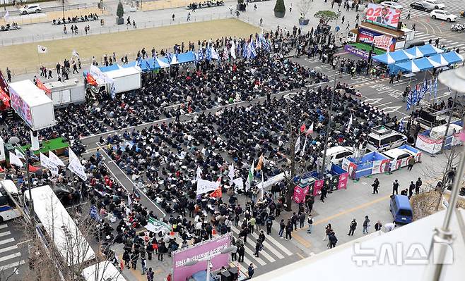[서울=뉴시스] 추상철 기자 = 전국민주노동조합총연맹이 27일 오후 서울 종로구 광화문광장에서 '윤석열 즉각 파면! 내란세력 청산! 사회대개혁 쟁취!' 총파업 총력투쟁대회를 하고 있다. 2025.03.27. scchoo@newsis.com
