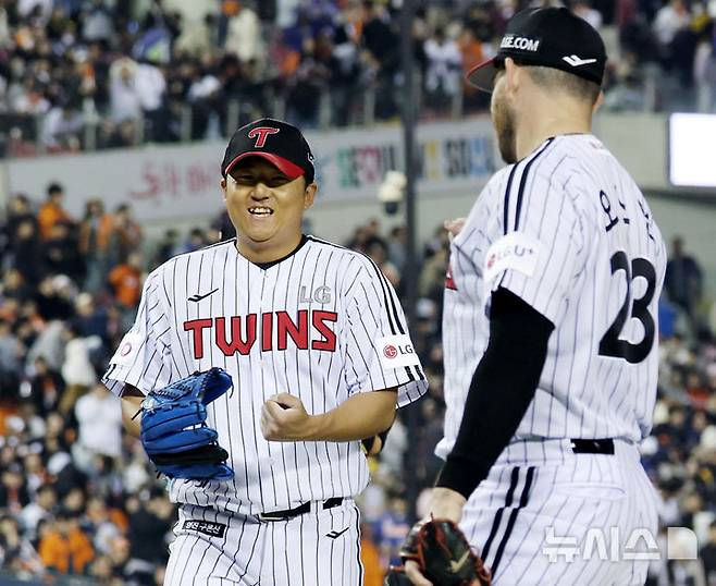 [서울=뉴시스] 김진아 기자 = 27일 오후 서울 송파구 잠실야구장에서 열린 2025 KBO리그 한화 이글스와 LG 트윈스의 경기, 7회초 2사 2루 LG 송승기가 한화 채은성이 3루수 땅볼 아웃되자 더그아웃으로 들어오며 오스틴과 기뻐하고 있다. 2025.03.27. bluesoda@newsis.com