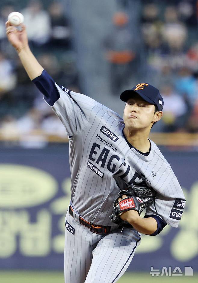 [서울=뉴시스] 김진아 기자 = 27일 오후 서울 송파구 잠실야구장에서 열린 2025 KBO리그 한화 이글스와 LG 트윈스의 경기, 한화 문동주가 역투하고 있다. 2025.03.27. bluesoda@newsis.com