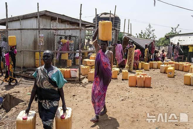 [AP/뉴시스] 남수단 국내 피난민들이 수도 주바 인근 난민촌에서 지난 2월 물을 가져다 나르고 있다