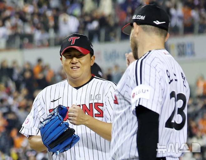 [서울=뉴시스] 김진아 기자 = 27일 오후 서울 송파구 잠실야구장에서 열린 2025 KBO리그 한화 이글스와 LG 트윈스의 경기, 7회초 2사 2루 LG 송승기가 한화 채은성이 3루수 땅볼 아웃되자 더그아웃으로 들어오며 오스틴과 기뻐하고 있다. 2025.03.27. bluesoda@newsis.com