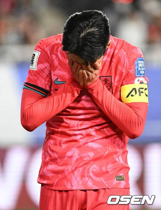 [OSEN=수원, 이대선 기자] 홍명보호가 이번에도 승리하지 못했다. 요르단과 아쉬운 무승부를 거두면서 3경기 연속 승점 1점을 추가하는 데&nbsp;만족해야 했다.홍명보 감독이&nbsp;이끄는 대한민국 축구대표팀은 25일 오후 8시 수원월드컵경기장에서 열린 2026 국제축구연맹(FIFA) 북중미 월드컵 아시아지역 3차 예선 B조 8차전에서 요르단과 1-1로 비겼다.후반 한국 손흥민이 찬스가 무산되자 아쉬워하고 있다. 2025.03.25 /sunday@osen.co.kr