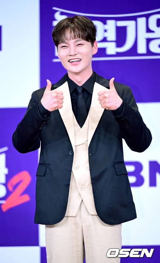 [OSEN=최규한 기자] 12일 오후 서울 상암동 누리꿈스퀘어 비즈니스타워에서 MBN '현역가왕2' 종영기념 기자간담회가 열렸다.'현역가왕2’는 박서진이 총점&nbsp;4574점을 기록하며 최종 우승을 차지했다. 이어 진해성-에녹-신승태-김준수-최수호-강문경이 차례로 톱7을 완성했다.&nbsp;가수 박서진이 포토타임을 하고 있다. 2025.03.12 / dreamer@osen.co.kr