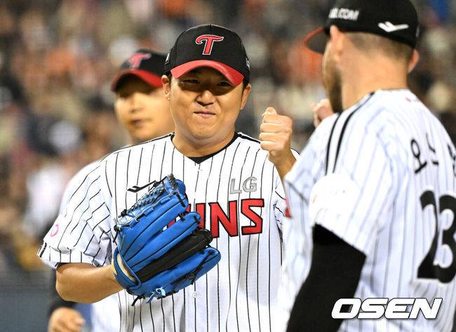 [OSEN=잠실, 이대선 기자] 27일 오후 서울 잠실야구장에서 2025 신한 SOL Bank KBO리그 LG 트윈스와 한화 이글스의 경기가 열렸다.LG는 송승기, 한화는 문동주를 선발 투수로 내세웠다.7회초 2사 2루에서 LG 송승기가 한화 채은성을 땅볼로 처리하고 오스틴과 환호하고 있다. 2025.03.27 /sunday@osen.co.kr