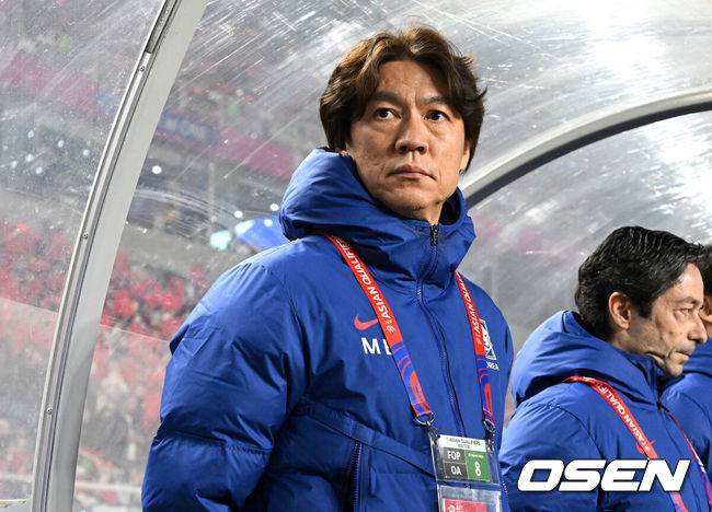 [OSEN=수원, 이대선 기자] 25일 오후 수원월드컵경기장에서 2026 국제축구연맹(FIFA) 북중미 월드컵 아시아지역 3차 예선 B조 8차전 한국과 요르단의 경기가 열렸다.현재 4승 3무(승점 15)로 무패 행진 중이지만, 아직 방심할 수 없는 상황이다. 10차전 쿠웨이트전(홈) 이전에 월드컵 본선 진출을 확정하려면 8차전 요르단전 승리 후 9차전 이라크전(원정)까지 이겨야 한다.경기에 앞서 한국 홍명보 감독이 경기를 바라보고 있다. 2025.03.25 /sunday@osen.co.kr