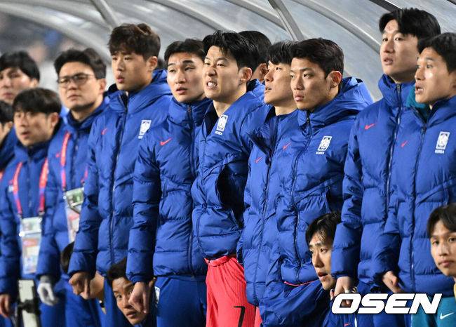 [OSEN=수원, 이대선 기자] 홍명보호가 이번에도 승리하지 못했다. 요르단과 아쉬운 무승부를 거두면서 3경기 연속 승점 1점을 추가하는 데&nbsp;만족해야 했다.홍명보 감독이&nbsp;이끄는 대한민국 축구대표팀은 25일 오후 8시 수원월드컵경기장에서 열린 2026 국제축구연맹(FIFA) 북중미 월드컵 아시아지역 3차 예선 B조 8차전에서 요르단과 1-1로 비겼다.후반 교체된 손흥민이 벤치에서 경기를 바라보고 있다. 2025.03.25 /sunday@osen.co.kr