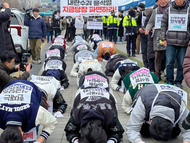 ▲ 윤석열 퇴진 전국 대학생 시국회의 회원들이 3월 20일 서울 경복궁에서 탄핵 촉구 삼보일배를 하고 있다. ⓒ대학생시국회의