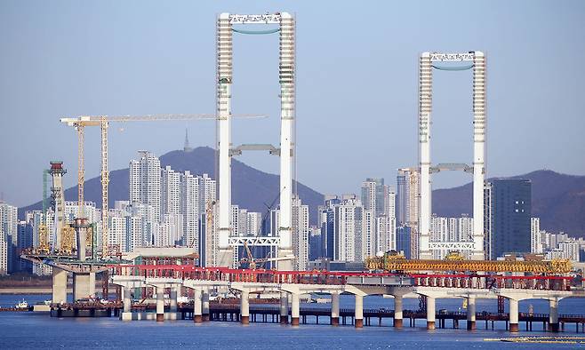 올해 연말 개통을 준비하고 있는 영종도와 청라를 연결하는 해상교량인 제3연륙교 현장.