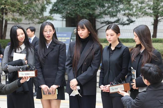 그룹 뉴진스(왼쪽부터 하니, 민지, 혜인, 해린, 다니엘)가 지난 7일 서울 서초구 서울중앙지방법원에서 어도어 측이 멤버들을 상대로 제기한 ‘기획사 지위보전 및 광고계약 체결 등 금지’ 가처분 첫 심문기일을 마친 후 취재진 질문에 답하고 있다. 뉴스1 제공