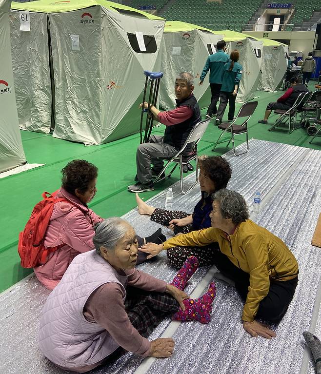 영남권 산불로 이재민 대피소가 차려진 27일 경북 안동체육관에 산불로 집을 잃은 이재민들이 모여 서로를 다독이고 있다. 안동=배소영 기자