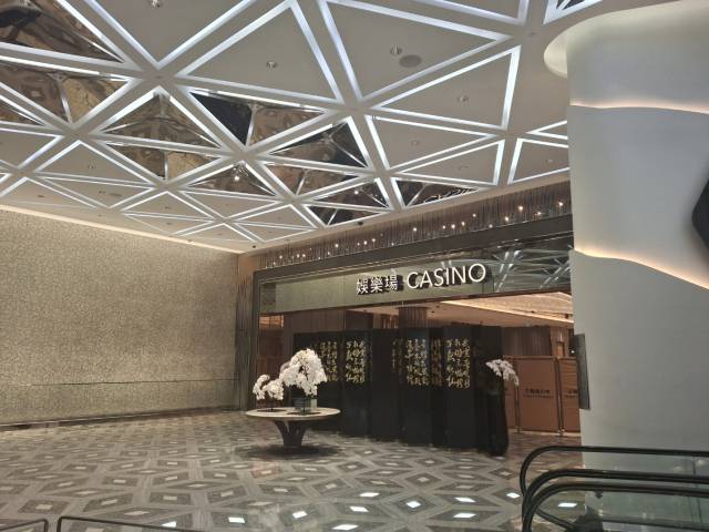 마카오 시티오브드림스(COD) 카지노 입구 모습. 뒤쪽 VIP 전용 공간은 공사가 진행 중이다. 카지노 내부는 사진 촬영이 불가능하다. 이경운 기자.