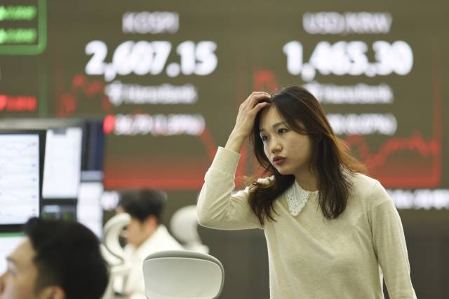 코스피가 전장보다 36.79포인트(1.39%) 내린 2607.15에 장을 마친 27일 하나은행 본점 딜링룸에서 딜러들이 업무를 보고 있다. 연합뉴스