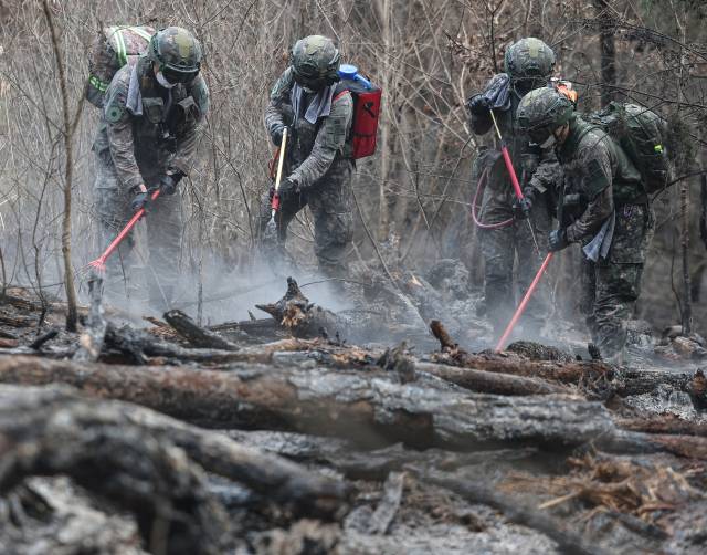 27일 경북 의성군 단촌면 방하리 산불 현장에서 육군 50보병사단과 2신속대응사단 장병 240여 명이 진화 장비를 착용한 채 산불 진화 지원 작전에 나서고 있다. 의성=연합뉴스