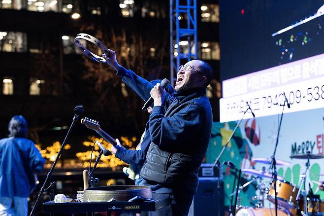 윤석열 탄핵 집회 현장에서 노래하는 뮤지션들. 구남과여 라이딩스텔라. ⓒ윤석열즉각퇴진·사회대개혁 비상행동 제공