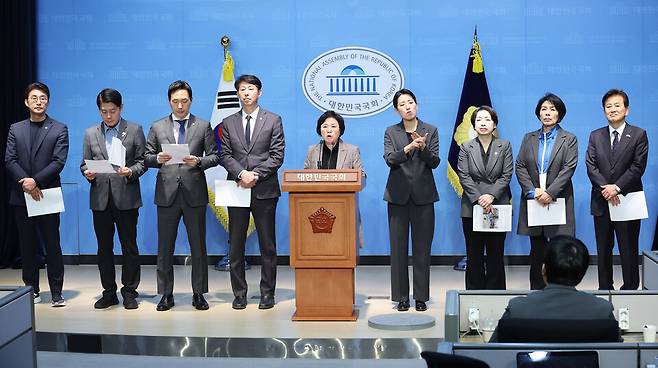 국회 과방위 소속 야당 위원들이 27일 국회 소통관에서 방송통신위원회가 전날 전체 회의를 열어 신동호 EBS 사장 임명 동의에 관한 건을 의결한 것과 관련 규탄 기자회견을 하고 있다. ⓒ연합뉴스