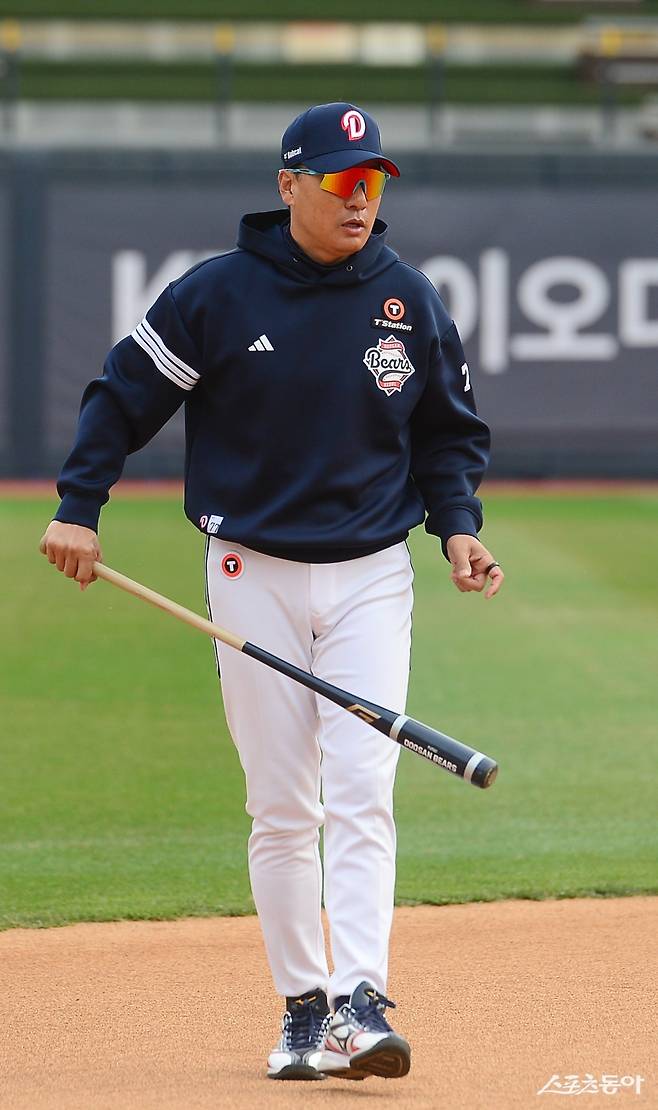 27일 수원KT위즈파크에서 열린 ‘2025 신한 SOL Bank KBO리그’ 두산 베어스와 KT 위즈의 경기에 앞서 두산 이승엽 감독이 선수들의 훈련을 지켜보고 있다.  수원 ｜ 주현희 기자 teth1147@donga.com