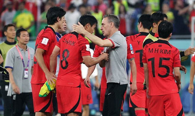 파울루 벤투 감독(오른쪽 네번째)이 2022년 12월 6일 카타르 도하 스타디움에서 열린 브라질과 2022 카타르 월드컵 16강전에서 패한 뒤 선수들을 격려하고 있다. 도하|연합뉴스