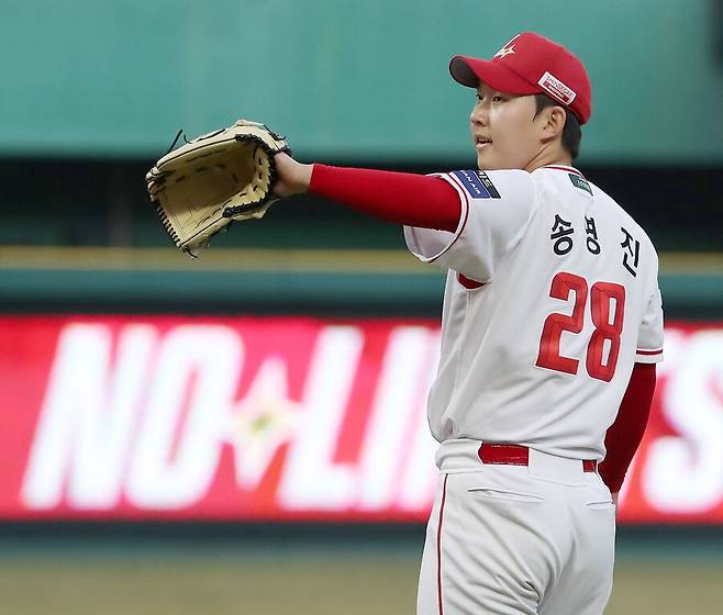 ▲ 26일 인천 롯데전에서 개인 한 경기 최다 이닝을 기록하며 팀 승리를 이끈 SSG 송영진 ⓒSSG랜더스