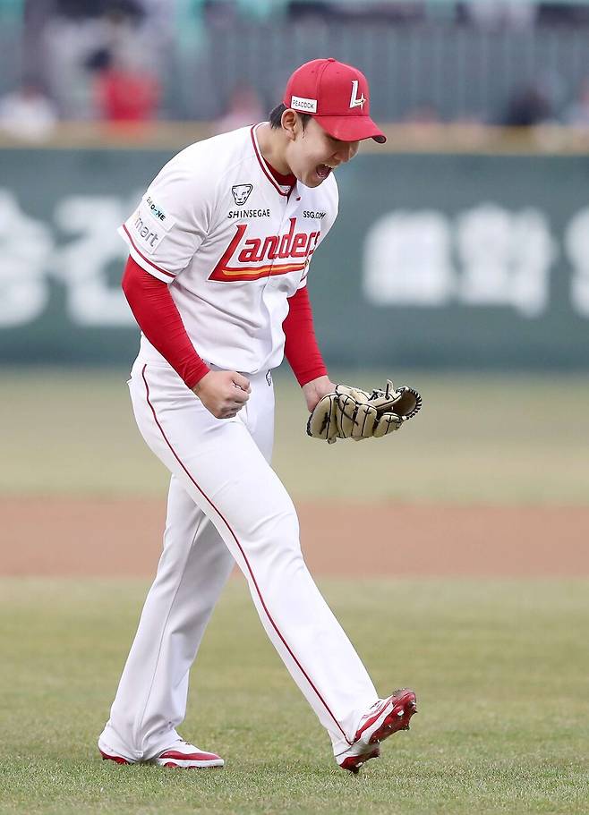 ▲ 깔끔한 시즌 출발로 올 시즌 기대감을 높인 송영진 ⓒSSG랜더스