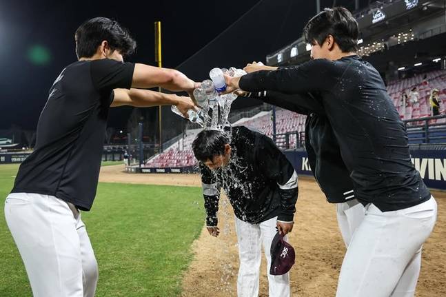 정현우(가운데)가 승리 후 동료들에게 축하 물 세례를 맞고 있다. /사진=키움 히어로즈 제공