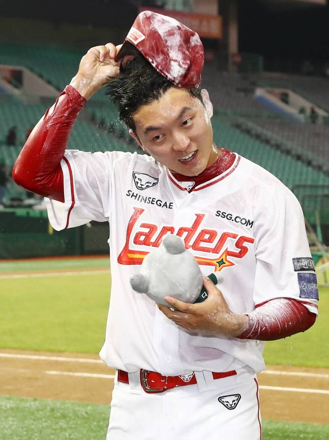 SSG 김건우가 27일 롯데전에서 데뷔 첫 승을 거둔 뒤 동료들의 물 세례에 흠뻑 젖은 채로 더그아웃으로 향하고 있다. /사진=SSG 랜더스 제공