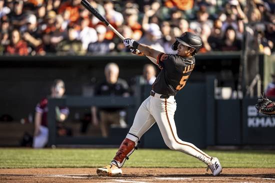 샌프란시스코 자이언츠 외야수 이정후의 개막 엔트리 승선이 사실상 확정됐다. 이정후 이탈시 대안으로 꼽혔던 맥크레이가 마이너리그행 통보를 받은 까닭이다. 미국 현지 매체들은 이정후의 2025시즌 활약상에 대한 기대감을 높이고 있다. AP 연합뉴스