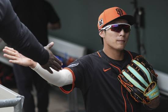 샌프란시스코 자이언츠 외야수 이정후의 개막 엔트리 승선이 사실상 확정됐다. 이정후 이탈시 대안으로 꼽혔던 맥크레이가 마이너리그행 통보를 받은 까닭이다. 미국 현지 매체들은 이정후의 2025시즌 활약상에 대한 기대감을 높이고 있다. AP 연합뉴스