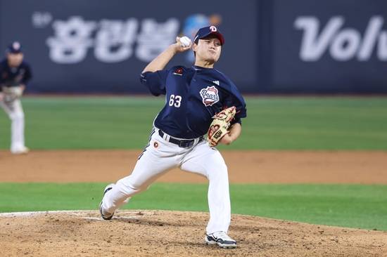 두산 베어스 마무리 투수 김택연이 지난 26일 수원 KT전에서 시즌 첫 등판에 나서 한 점 차 세이브 상황을 지켰다. 두산은 이날 승리로 개막 3연패에서 탈출했다. 두산 베어스