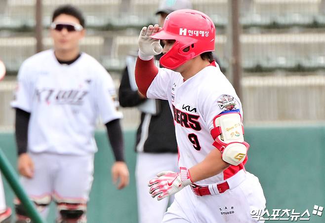 3일 오후 일본 오키나와 킨 구장에서 열린 KT 위즈와 KIA 타이거즈의 연습경기, 4회말 KIA 윤도현이 투런 홈런을 날린 후 그라운드를 돌고 있다. 엑스포츠뉴스 DB