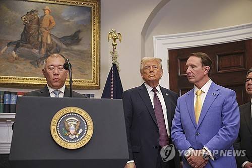 트럼프 지켜보는 가운데 대미 투자 발표하는 정의선 [AP 연합뉴스 자료사진. 재판매 및 DB 금지]