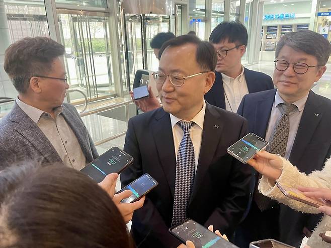 취재진 질문에 답하는 명노현 ㈜LS 대표이사 부회장 [촬영 한지은]