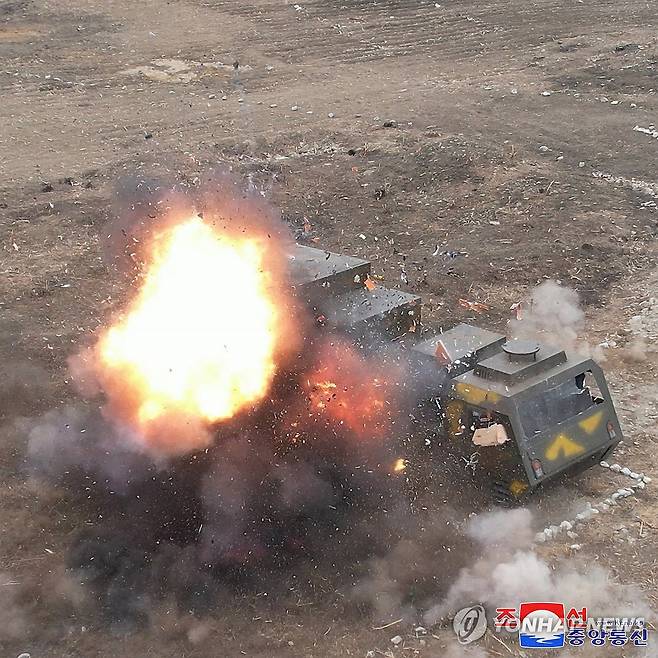 북한 김정은, 공중통제기 탑승ㆍ자폭무인기 참관…"무인ㆍAI 최우선" (평양 조선중앙통신=연합뉴스) 김정은 북한 국무위원장이 지난 25~26일 새로 개발·생산하고 있는 무인항공기술연합체와 탐지전자전연구집단의 국방과학연구사업을 지도했다고 조선중앙통신이 27일 보도했다. 2025.3.27 
    [국내에서만 사용가능. 재배포 금지. For Use Only in the Republic of Korea. No Redistribution] nkphoto@yna.co.kr