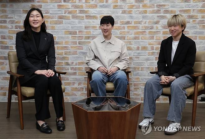 BNK의 박정은 감독과 박혜진, 안혜지 (서울=연합뉴스) 서명곤 기자 = 여자프로농구 부산 BNK의 박정은 감독(왼쪽부터)과 박혜진, 안혜지가 27일 서울 종로구 연합뉴스 사옥에서 인터뷰하고 있다. 2025.3.27 seephoto@yna.co.kr