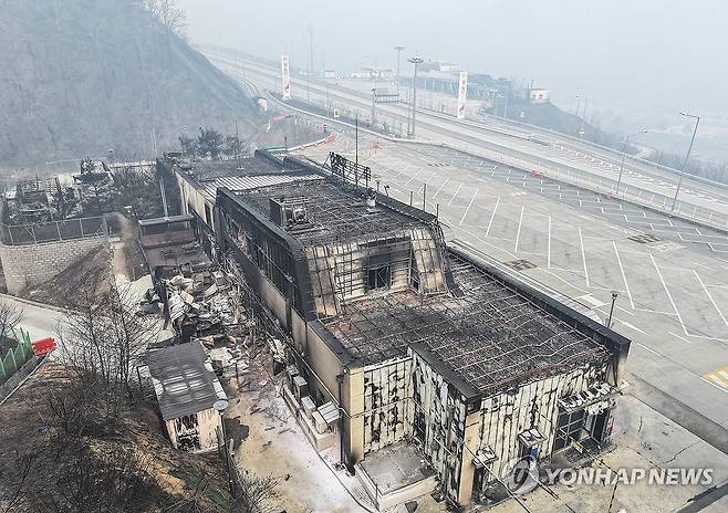 통제된 서산영덕고속도로, 불탄 청송휴게소 (청송=연합뉴스) 윤관식 기자 = 27일 경북 청송군 서산영덕고속도로 청송휴게소가 산불에 폐허가 돼 있다. 2025.3.27 psik@yna.co.kr