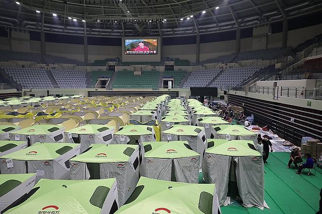 안동체육관 임시대피소 (안동=연합뉴스) 나보배 기자 = 경북 북부 산불이 엿새째 이어지고 있는 27일 안동시 운흥동 안동체육관에 마련된 대피소에서 주민들이 머무르고 있다. 2025.3.27 warm@yna.co.kr