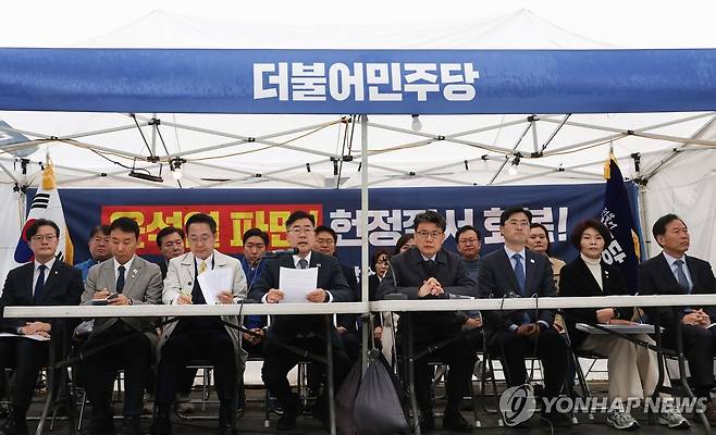 정책조정회의서 발언하는 박찬대 원내대표 (서울=연합뉴스) 황광모 기자 = 더불어민주당 박찬대 원내대표가 27일 서울 종로구 광화문 천막당사에서 열린 정책조정회의에서 발언하고 있다. 2025.3.27 hkmpooh@yna.co.kr