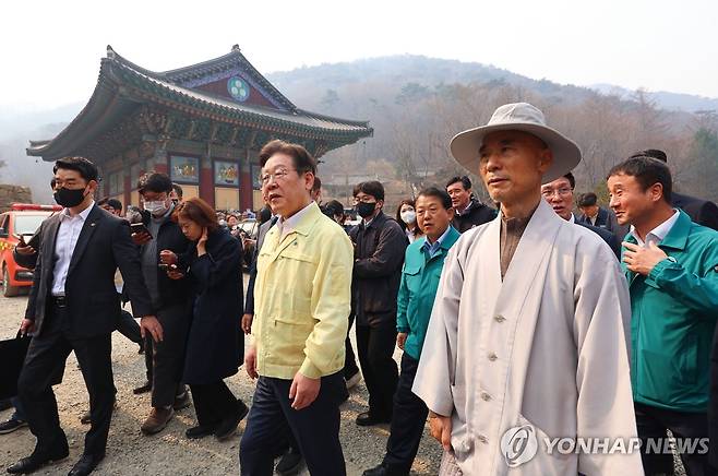 화마에 소실된 고운사 방문한 이재명 대표 (의성=연합뉴스) 김도훈 기자 = 더불어민주당 이재명 대표가 27일 이번 산불로 소실된 경북 의성군 단촌면 고운사를 방문하고 있다. 2025.3.27 superdoo82@yna.co.kr