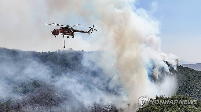 산불 확산 막아라 (의성=연합뉴스) 윤관식 기자 = 경북 의성군 대형 산불 발생 이틀째인 23일 의성군 산불 발화지점 인근 야산에서 산림청 헬기가 산불 진화를 하고 있다. 2025.3.23 psik@yna.co.kr