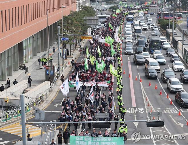 광화문 향해 행진하는 민주노총 (서울=연합뉴스) 서명곤 기자 = 윤석열 대통령에 대한 헌법재판소의 탄핵심판 선고일 지정을 촉구하며 하루 총파업에 돌입한 전국민주노동조합총연맹 조합원들이 27일 서울역을 출발해 광화문 동십자각을 향해 행진하고 있다. 2025.3.27 seephoto@yna.co.kr
