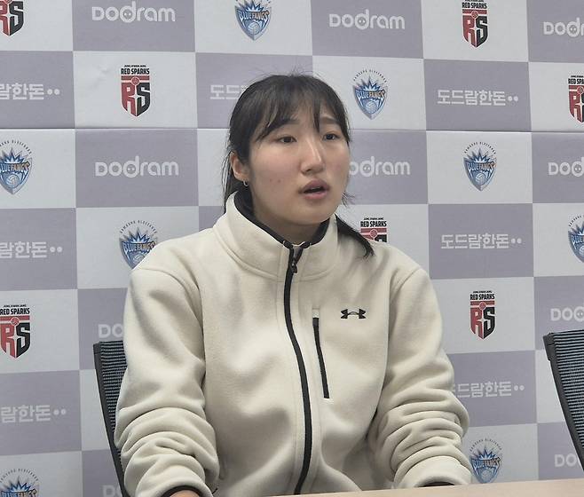 인터뷰하는 정지윤 (대전=연합뉴스) 김경윤 기자 = 현대건설 정지윤이 27일 대전 충무체육관에서 열린 2024-2025 프로배구 V리그 여자부 정관장과 플레이오프 2차전을 마친 뒤 인터뷰하고 있다. 2025.3.27. cycle@yna.co.kr