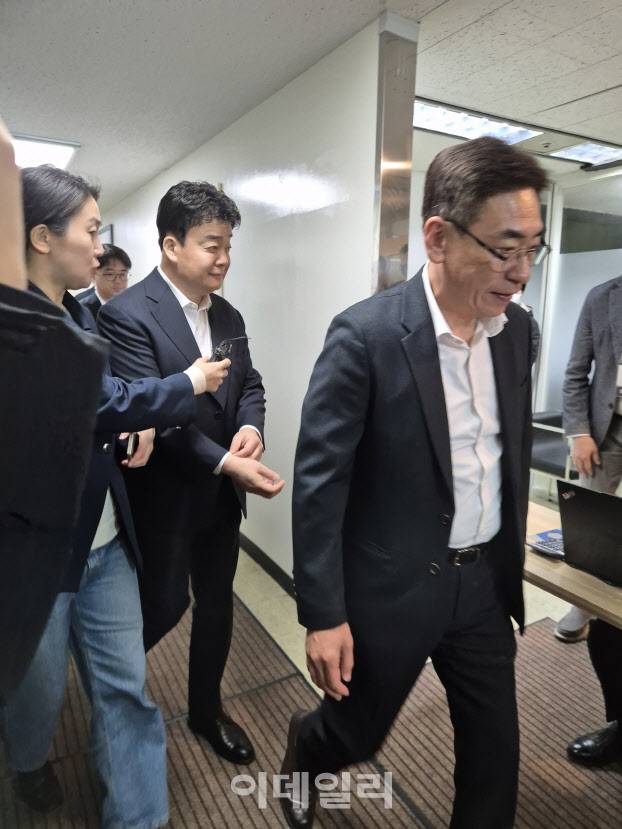 백종원 더본코리아 대표가 주주총회 장소에 들어서고 있다. (사진=오희나 기자)