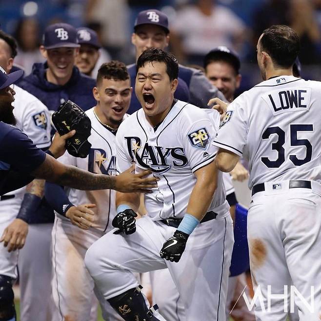 (최지만이 탬파베이 소속으로 2018년 9월 생애 첫 ML 끝내기 홈런을 친 뒤 동료들과 함께 기쁨을 나누고 있다. 뒤로 샌프란시스코 유격수가 된 윌리 아다메스와 다저스로 이적한 투수 블레이크 스넬의 모습도 보인다)