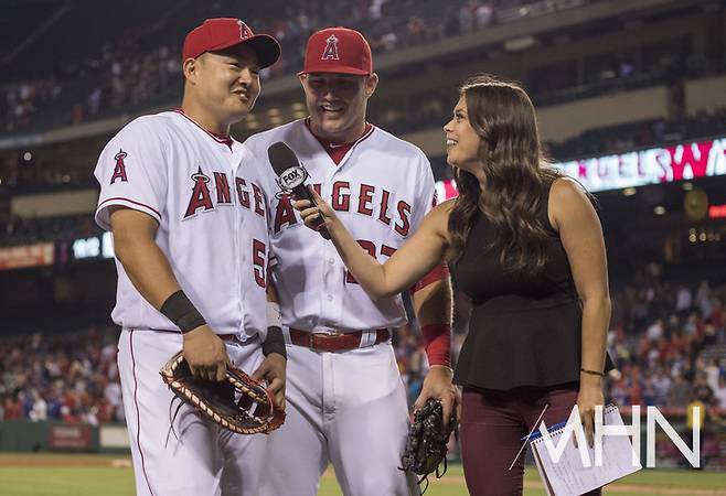 (최지만(왼쪽)이 에인절스 시절 팀 동료 마이크 트라웃과 함께 경기 후 수훈선수 인터뷰를 하고 있다)
