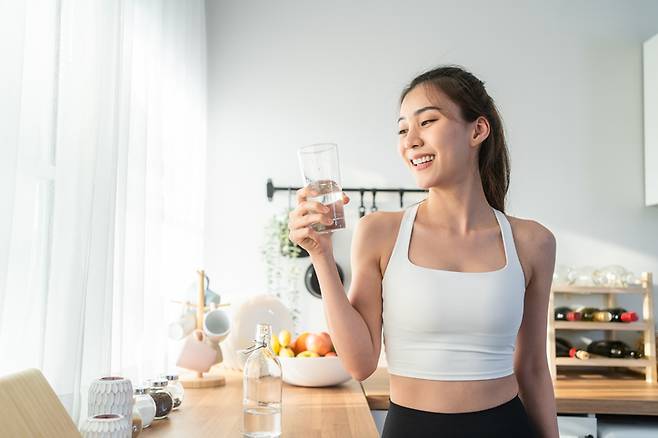 암을 예방하려면 건강한 식단, 적정 체중 유지, 활발한 신체 활동 등의 세 가지를 실천하는 게 중요하다. 그런데 이 세 가지 요소에 물 잘 마시는 것이 공통적으로 연관이 돼 있다. [사진=게티이미지뱅크]