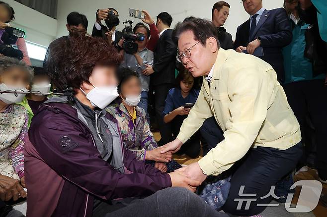 이재명 더불어민주당 대표가 27일 오전 경북 의성시 점곡체육회관에 마련된 산불 이재민 대피소를 찾아 피해 주민들을 위로하고 있다. (공동취재) 2025.3.27/뉴스1 ⓒ News1 이재명 기자