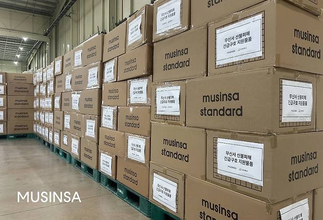 팀무신사가 입점 브랜드와 함께 경북 산불 피해 대피소로 전달하는 기부 의류 1만5000여점.(무신사 제공)