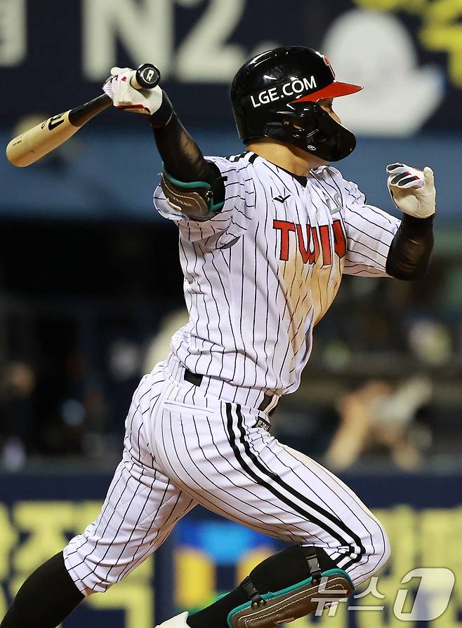 26일 서울 송파구 잠실야구장에서 열린 '2025 신한 SOL 뱅크 KBO리그' 한화 이글스와 LG 트윈스의 경기, LG 신민재가 6회말 2사 2루 상황에서 적시타를 치고 있다. 2025.3.26/뉴스1 ⓒ News1 김진환 기자