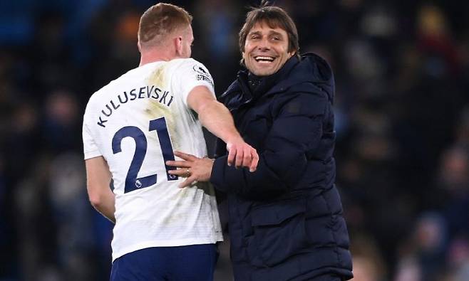 토트넘이 데얀 클루셉스키를 다른 팀에게 빼앗길 수도 있다. 토트넘 감독이었던 안토니오 콘테가 클루셉스키를 나폴리로 데려오려고 하다는 소식이다. 팀의 에이스이자 멀티플레이어인 클루셉스키의 이탈은 토트넘에게 치명적일 수 있다. 엔제 포스테코글루 토트넘 감독의 팀에 없어서는 안 될 선수로 분류된다. 사진=SNS