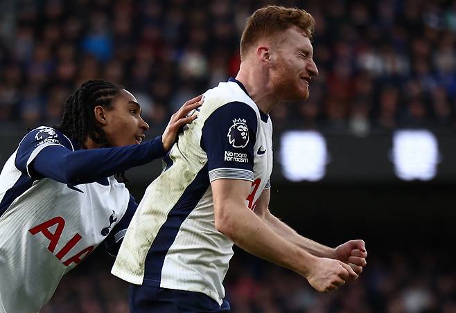 토트넘이 데얀 클루셉스키를 다른 팀에게 빼앗길 수도 있다. 토트넘 감독이었던 안토니오 콘테가 클루셉스키를 나폴리로 데려오려고 하다는 소식이다. 팀의 에이스이자 멀티플레이어인 클루셉스키의 이탈은 토트넘에게 치명적일 수 있다. 엔제 포스테코글루 토트넘 감독의 팀에 없어서는 안 될 선수로 분류된다. <저작권자 ⓒ 연합뉴스. 무단 전재 재배포 금지, AI 학습 및 활용 금지>